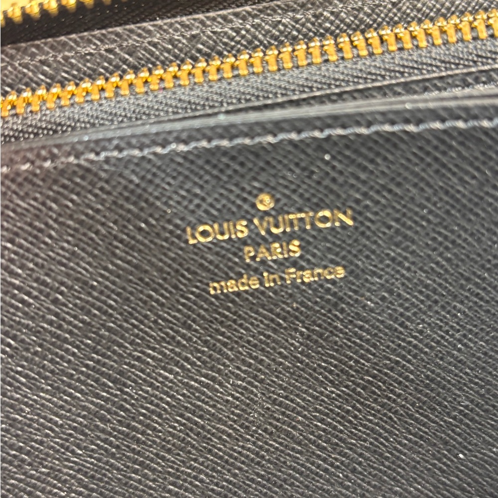 Absolutely Stunning Louis Vuitton Zippy Wallet Epi Noir - Picture 5 of 15